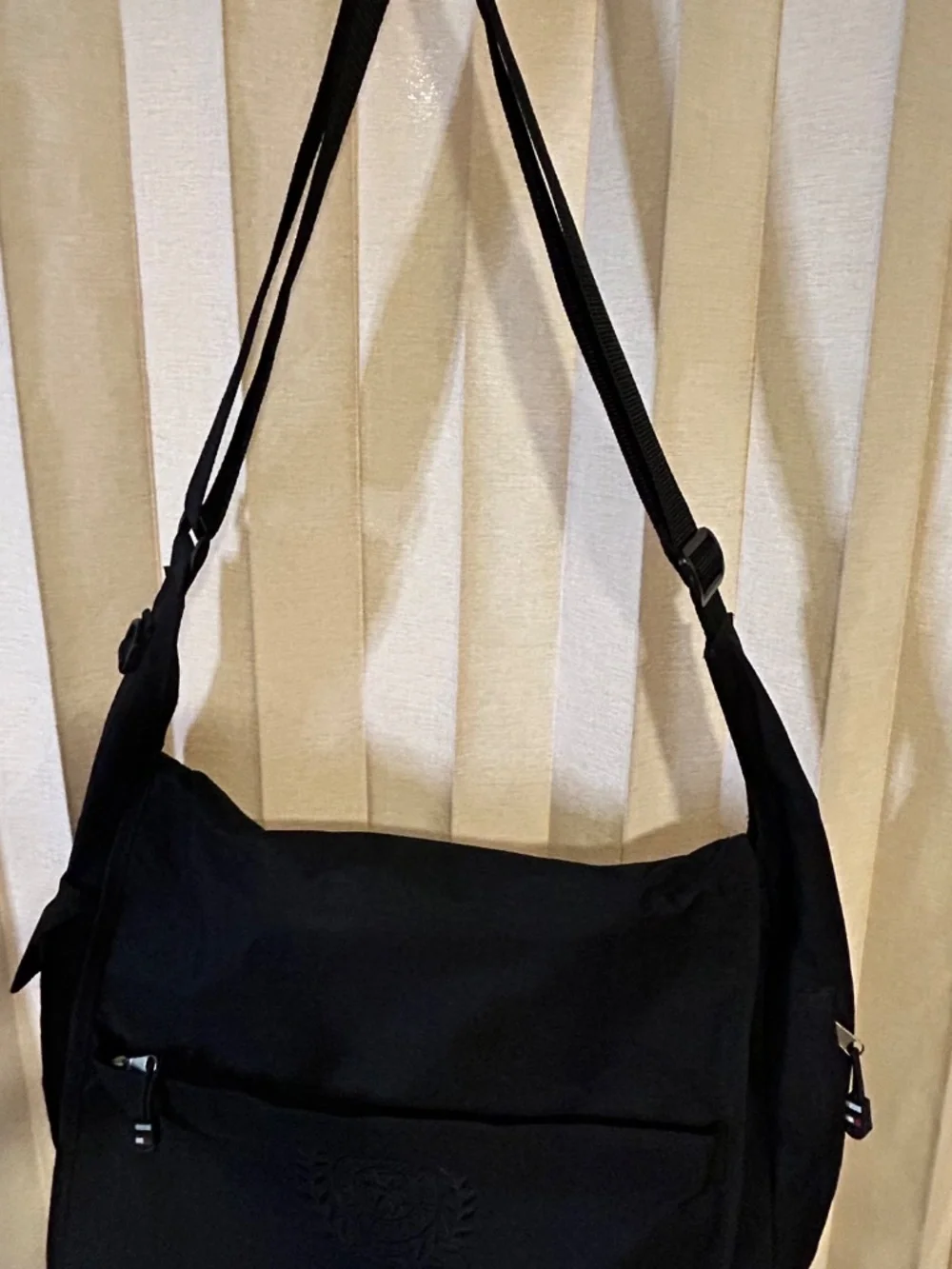 Tommy Hilfiger Black Messenger Bag Adjustable Shoulder Strap, Pockets, Zip